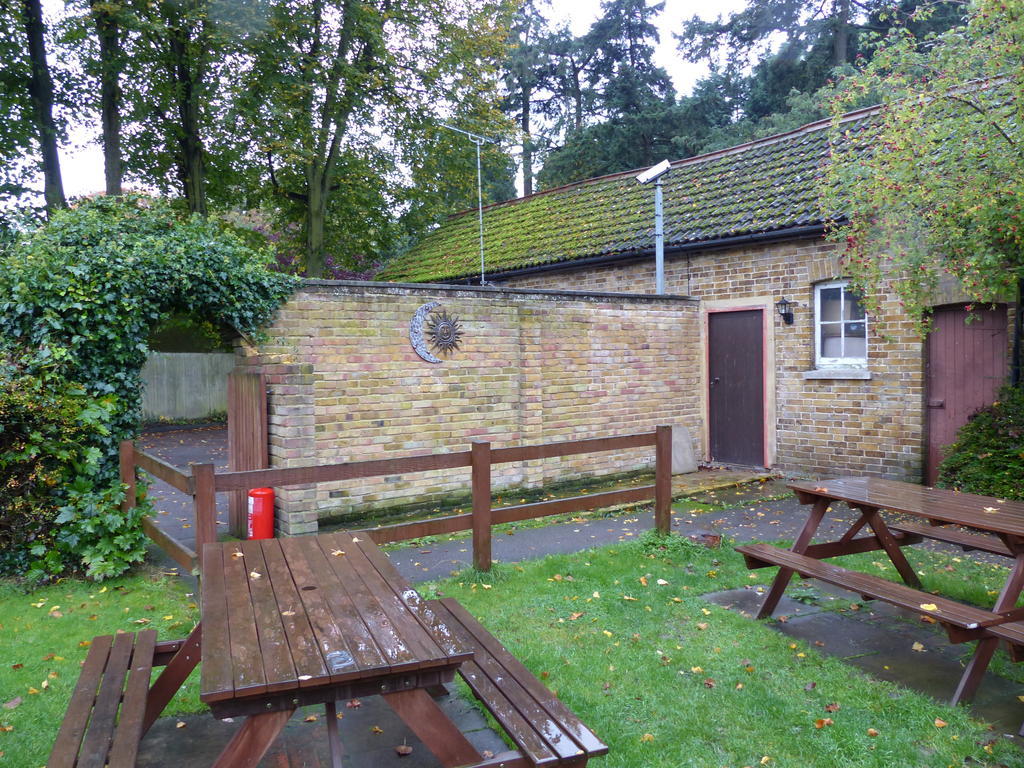The Sun Inn Englefield Green 外观 照片