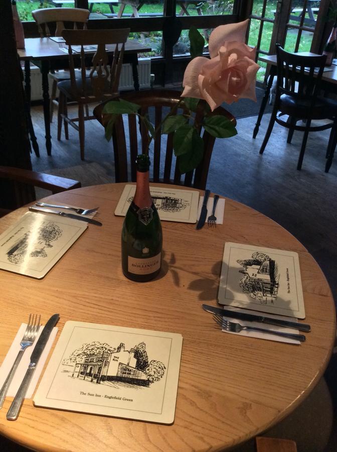 The Sun Inn Englefield Green 外观 照片